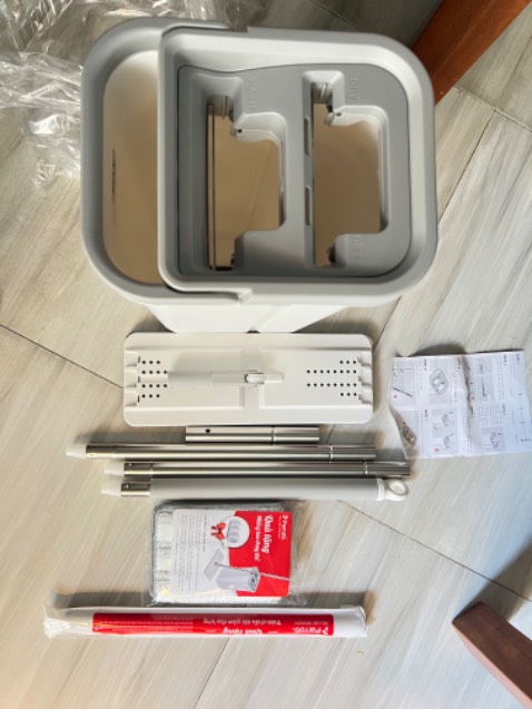 5 sao luôn nha mọi người. Đóng gói cẩn thận kỹ càng quá nè. Cây này lau sướng. Mình mua 2 cây rồi, về quên lại mua thêm cho nhà tiếp cây nữa. 
Lau sạch bụi, tóc (nhà ít rác thì khỏi phải quét nhà luôn kkk) 
Nói chung là xịn sò ***. Thích. Nên mua nha (mua về xong bị đam mê lau nhà đừng trách tui á 😂😂 )