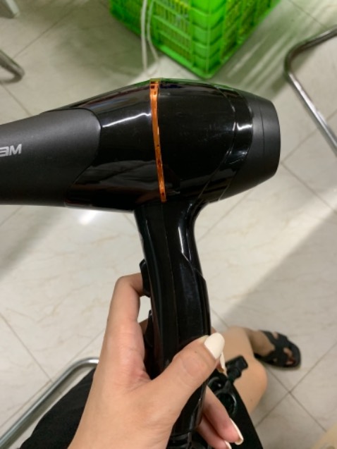 Giao hàng khá nhanh, máy về nguyên vẹn đủ phụ kiện. Máy có 2 chế độ sấy vừa và mạnh, 3 mức nhiêt. Độ bền thì phải xài lâu mới biết nè nhưng mà nói chung là giá này thì đúng kiểu ngon rẻ nha. ^^