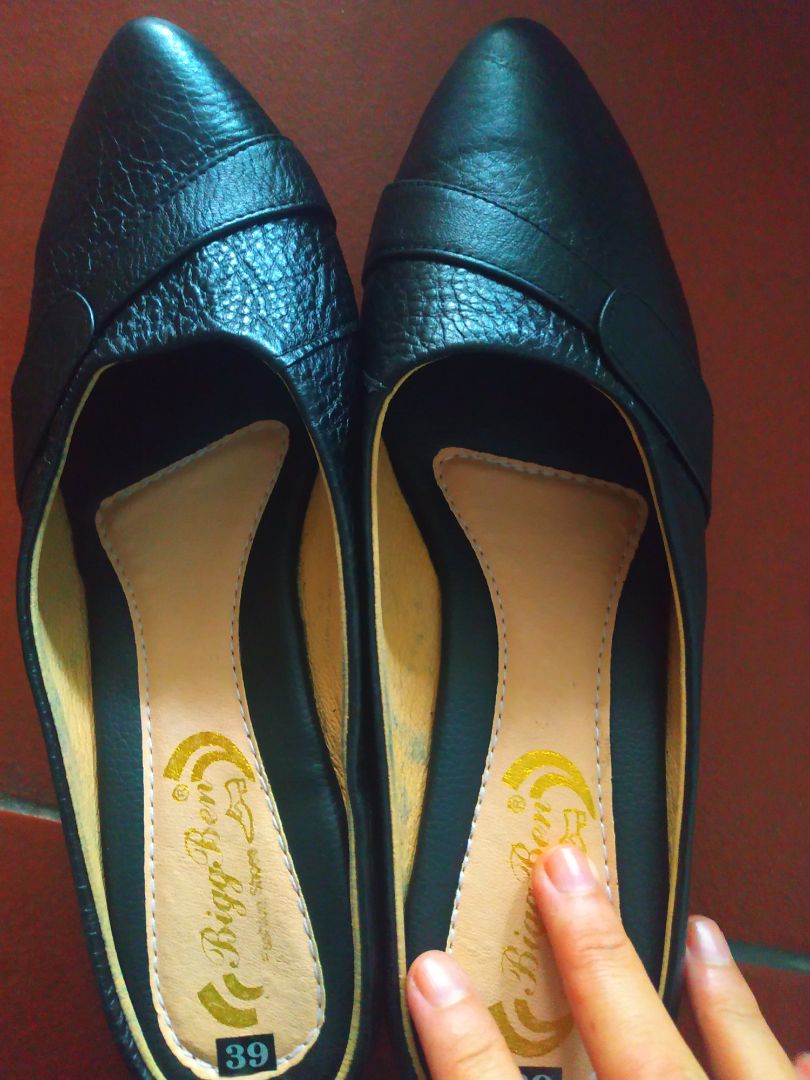 mình đã từng mua đôi giống y như này, nhưng đã cho cô mình lần này đặt lại cho mẹ. ko hiểu sao có cảm giác ko bằng đôi trước, vì cho rồi nên ko đặt cạnh để so sánh đc. 4 sao là cảm tính thôi.