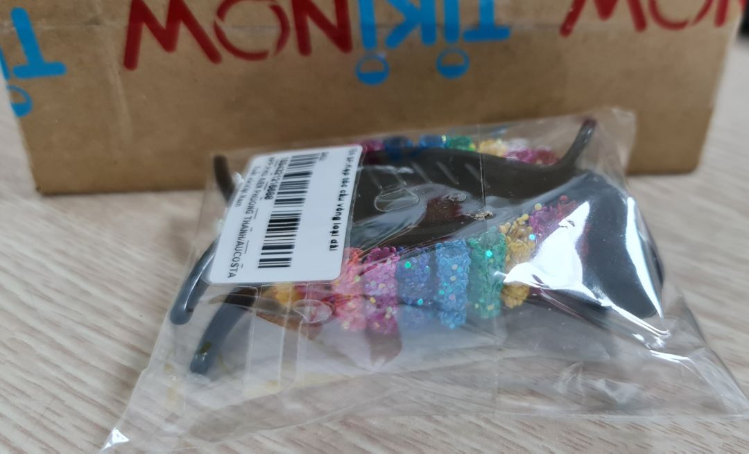 Hàng như hình, giao hàng nhanh. Kẹp lên tóc hơi lỏng, ko giữ cố định được búi tóc. Kẹp điệu chơi chơi thì ok, chứ ko chắc chắn, hạt màu dán keo dễ bong tróc.