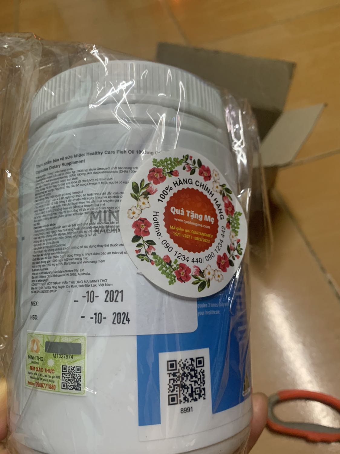 Hàng chính hãng, giao hàng nhanh hơn dự kiến đặt tối hôm qua mà sáng hôm sau đã có hàng. Đóng gói  kỹ, sạch sẽ. Mua trong đợt khuyến mãi nên được tặng hộp nước cốt gà. Cảm ơn Shop!