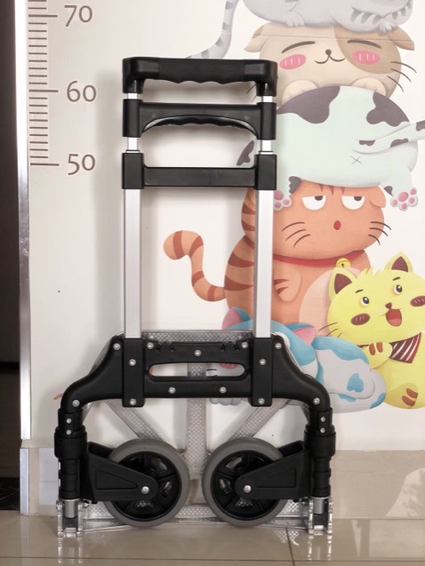 Xe chắc chắn, có thể tự đứng mà ko cần dựa tường luôn. ko cần lắp gì vì lật cái khay ra là bánh xe tự mở. Cất khe cửa hay ô tô đều cực gọn