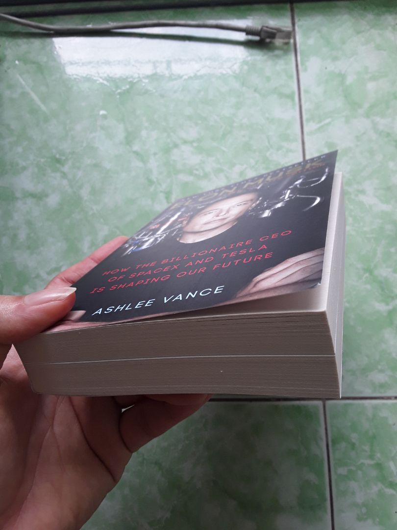 Chưa bao giờ tui bị tiki làm cho thất vọng, ai lỡ xui thì tiki cũng có đổi trả hàng mà. Nên đọc bản tiếng anh nha mọi người, để hiểu về một người thì nên hiểu từ ngôn ngữ gốc. Hông hiểu sao sách nước ngoài luôn nhẹ, màu giấy không làm chói mắt, nhưng sẽ bị ố vàng nhanh hơn sách Việt. Thôi kệ, chính cái nhẹ khiến cho mình cầm sách được lâu hơn ^^