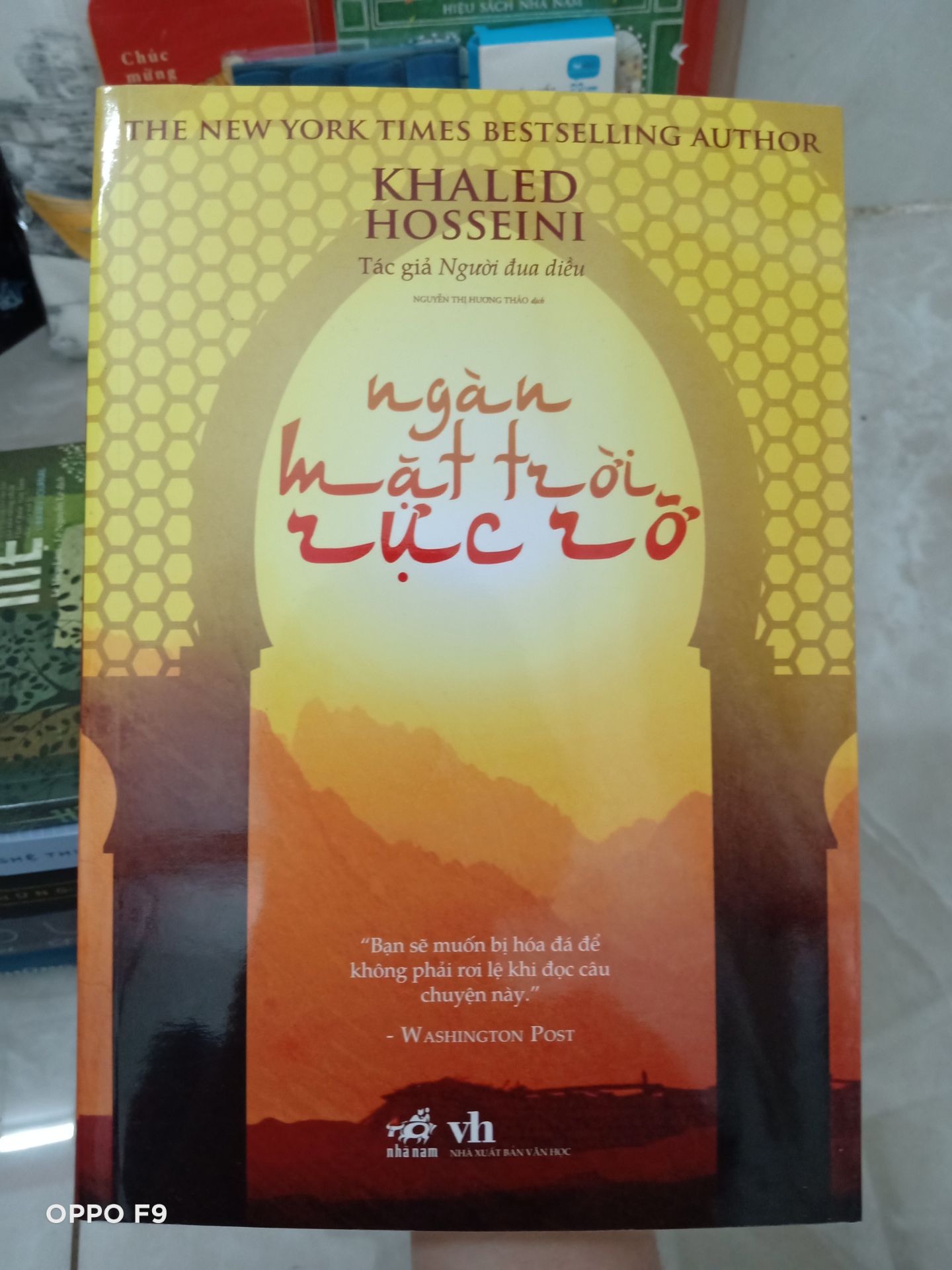 Sách của Nhã Nam rất đẹp, lỗi in thì có thể liên hệ Nhã Nam để đổi được. Quà đầy đủ, sale mạnh. Mình hơi buồn Tiki vì khâu đóng gói rất sơ sài, ko có bọc xung quanh, nên trừ điểm chỗ này. Cũng may mình mua nhiều nên vừa hộp, ko bị lỗi gáy sách mấy, nhưng cũng bị nhăn gáy sách. Khâu vận chuyển cũng làm mình sốt ruột nữa, ko thấy cập nhật gì kỹ lắm, nhưng đợt này giao đúng hẹn. Cuốn này bị nhăn thấy nếp trên bìa luôn nên hơi buồn :(