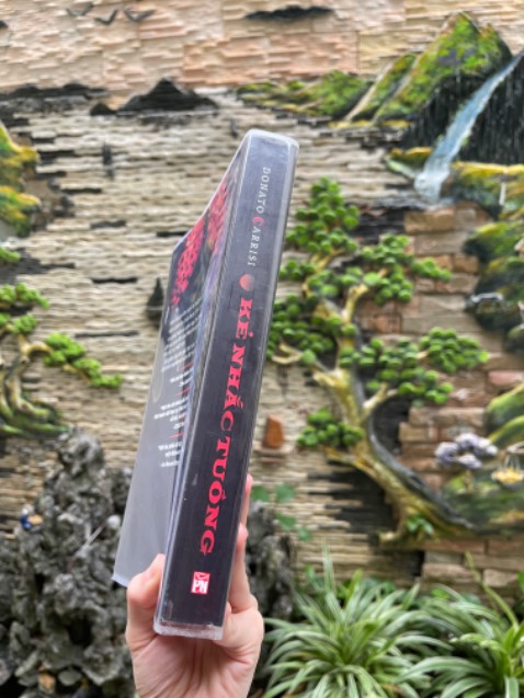 Đối với mình thì đây là 1 tác phẩm quá hoàn hảo, đạt đến đỉnh cao của sự suy luận logic, kiến thức tác giả cực kì uyên thâm. Nó chặt chẽ và khoa học đến nỗi mình không nghĩ đó là sản phẩm của trí tưởng tượng, của sự sáng tạo mà như kiểu tác giả đã ở đó và chứng kiến sự việc đã xảy ra là như vậy, và ông tường thuật lại mọi thứ theo góc nhìn của ông. Mình không có điểm nào để nghi ngờ về tác phẩm này cả.