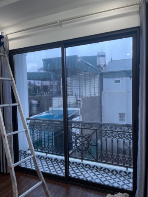 Film dễ dán, bóc ra bóc vào dán lại được, tay nghề hơi kém nên cẩn thận lắm rồi vẫn hơi bị bong bóng. Cách nhiệt tốt mát dịu hẳn, sẽ mua tiếp lần sau để dán nốt các cửa còn lại. Shop đóng gói cẩn thận yên tâm. Giá cả rẻ hơn ***, kèm mgg nữa