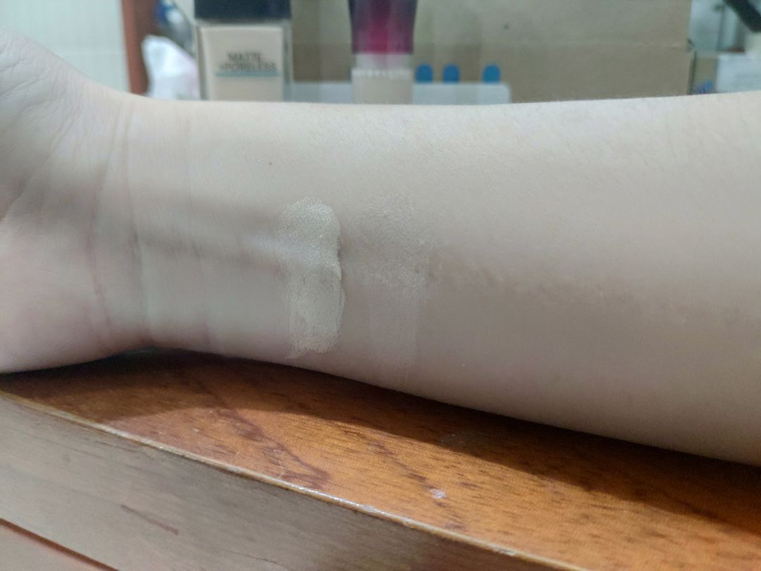 Nhân viên giao hàng thân thiện, dịch vụ của Tiki luôn đúng giờ - sản phẩm được đóng gói cẩn thận và nói chung chưa làm mình thất vọng.
Thuộc tông da trắng nên mình chọn 110 - Fair, để che vài vết mụn li ti và vết thâm nhẹ vì vài đêm ngủ muộn. Tiệp với màu da và dễ tán, với mình sản phẩm này chỉ gặp khuyết điểm là trôi mau hơn nếu hoạt động nhiều, khi da dầu và ra nhiều mồ hôi.
Vì thanh che khuyết điểm nhỏ nhắn, nên cũng tiện để mang theo và mỗi khi cần thì chỉnh lại.
Cùng sản phẩm Fit me 110 - Porcelain, bộ đôi cho mình lớp nền mỏng nhẹ, tự nhiên, phù hợp với makeup hằng ngày.
Được bạn bè giới thiệu và qua sử dụng, thì đây cũng là một sản phẩm đáng để mua đó các bạn nhé!