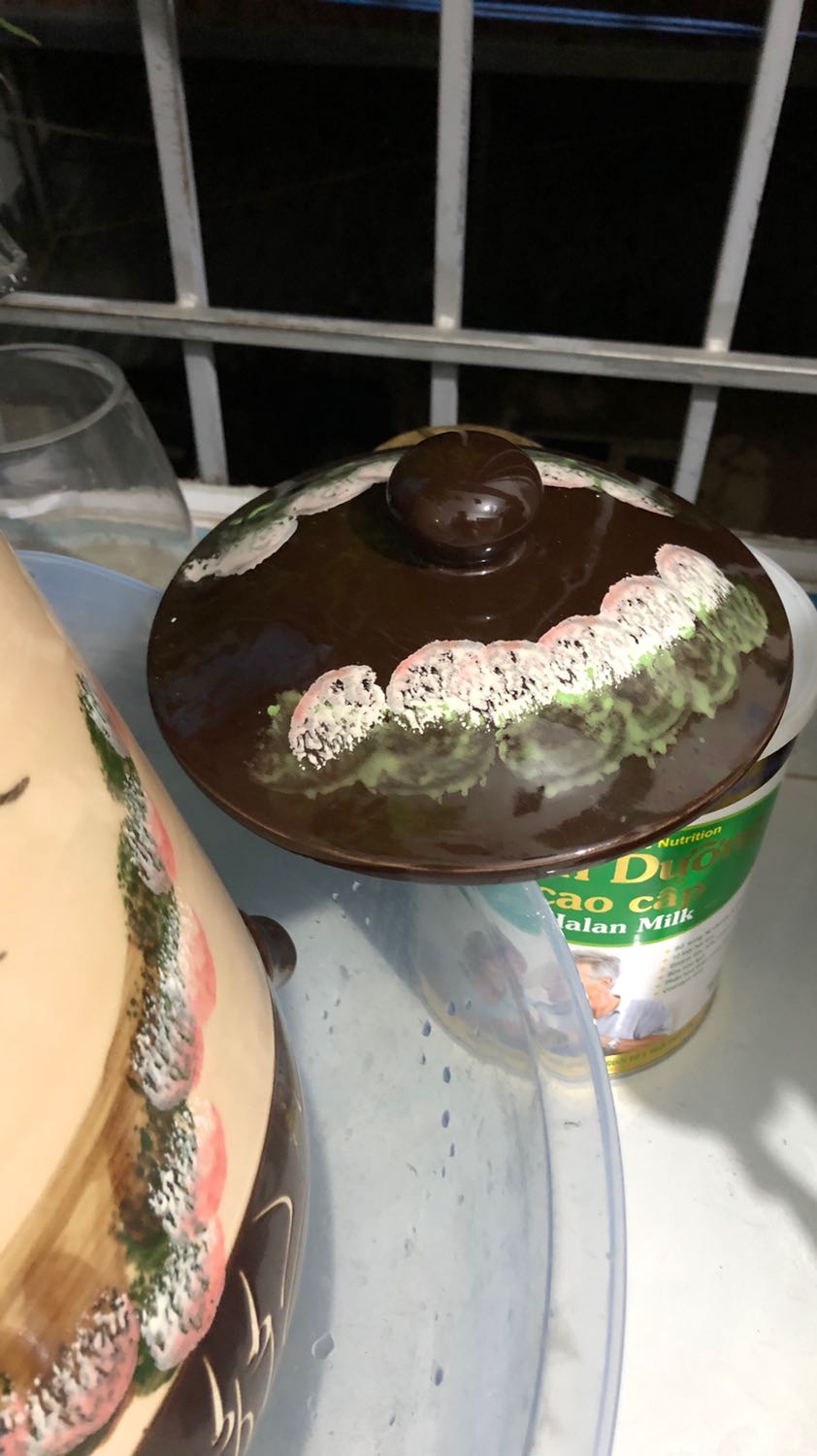 Mình mua 2 hũ nhưng một hũ thì phủ men sứ đầy đủ bên trong còn một hũ thì bị lỗ chỗ vết đen trong bình chưa phủ hết , xe vận chuyển Tiki thì toàn sát giờ trưa 14-16h mới Alo đứng đầu ngõ Ko vào được , tới lần thứ 3 thì mình ra tận ngoài ngõ bê 2 hũ vào , miệng hũ nếu to hơn một chút thì dễ lấy gạo hơn . Nếu chủ shop chọn hàng chất lượng đồng đều và gửi cho Kh thì sẽ tốt hơn