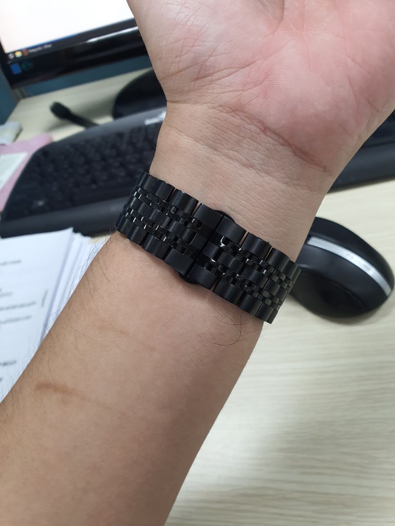 tuyệt, dây đẹp chắc mát không hôi như dây da tặng kèm phải tốn thêm 10k đi tháo mắt ?