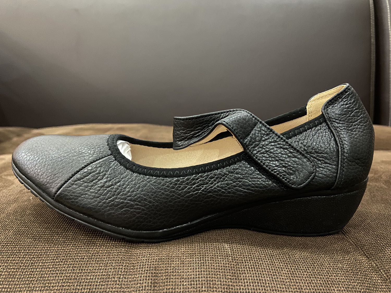 Thiết kế đẹp, chất liệu tốt, mềm mại, chắc chắn. Mang giày này rất tự tin. Giá hợp lý. Giày Việt Nam. Rất đáng mua.