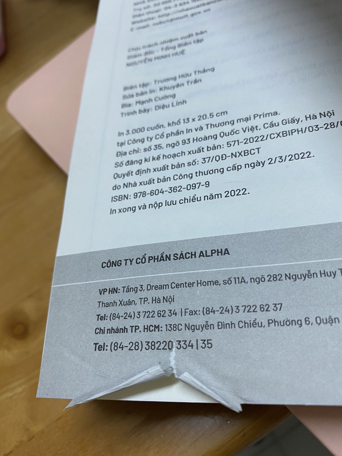 Lần này mua sách khá là thất vọng nha! 
Đóng gói đẹp và cẩn thận, có kèm bookmark. Nhìn sơ qua thấy ko có vấn đề gì cho đến khi mình lật ra trang cuối thấy bị rách như vậy !