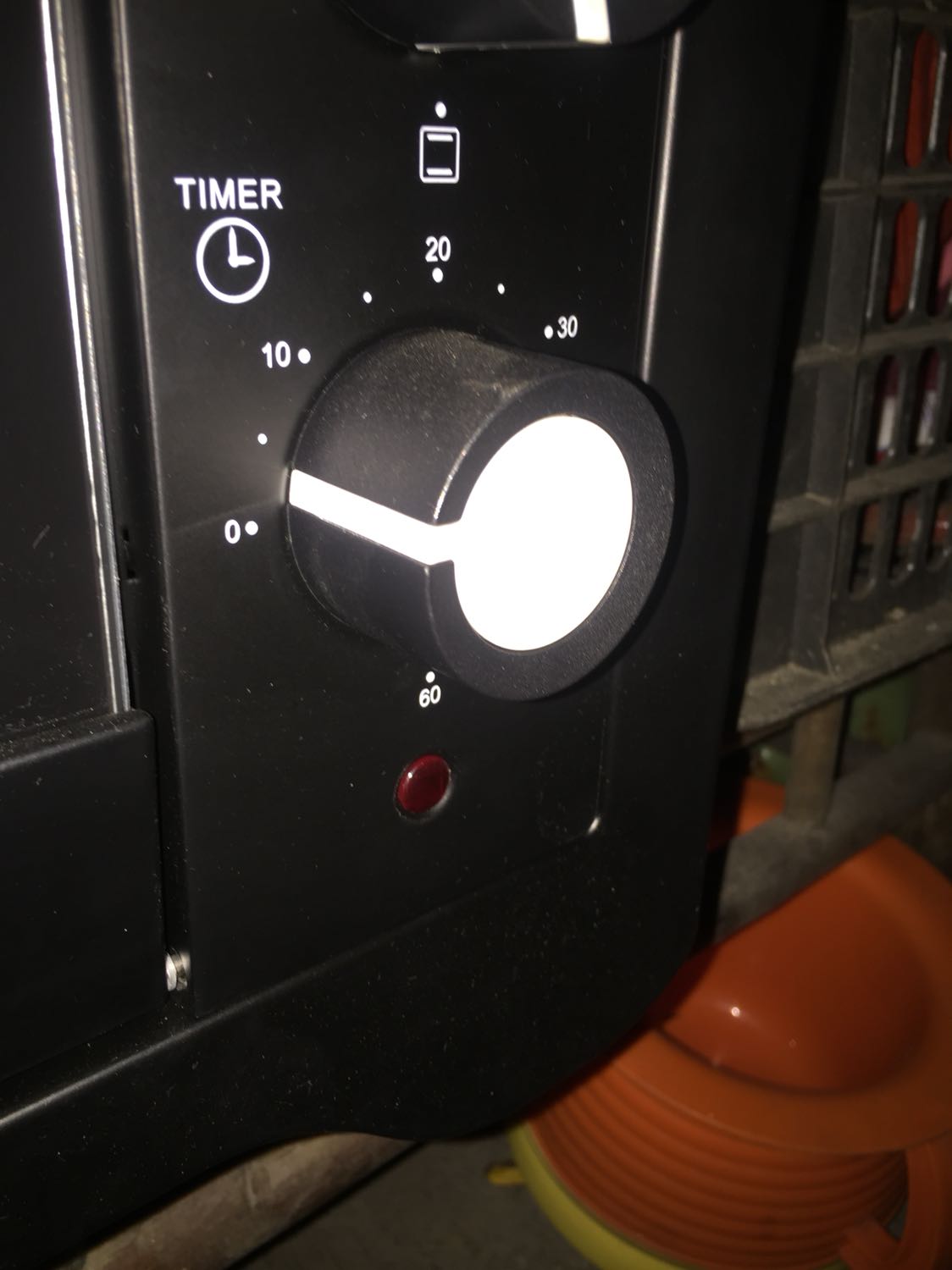 Sản phẩm nhận được bị lõm vỏ. 
Núm time sao không quay hết về 0 mà đã báo hết time? 
Gửi e*** đến 2 lần thì không trả lời khách hàng hay có bất kỳ sự phản hồi nào. 
Tôi không hiểu lập ra *** hỗ trợ để làm gì nếu không reply cho khách hàng.