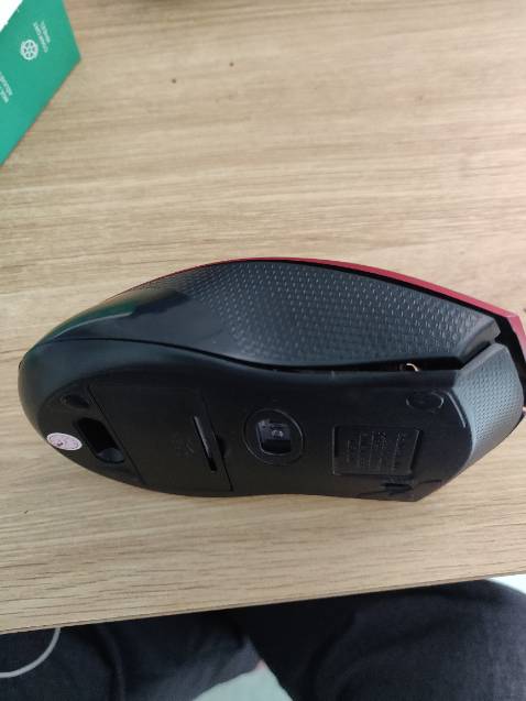 Chất lượng tệ hại, chuột nứt vỡ, không thể sử dụng.