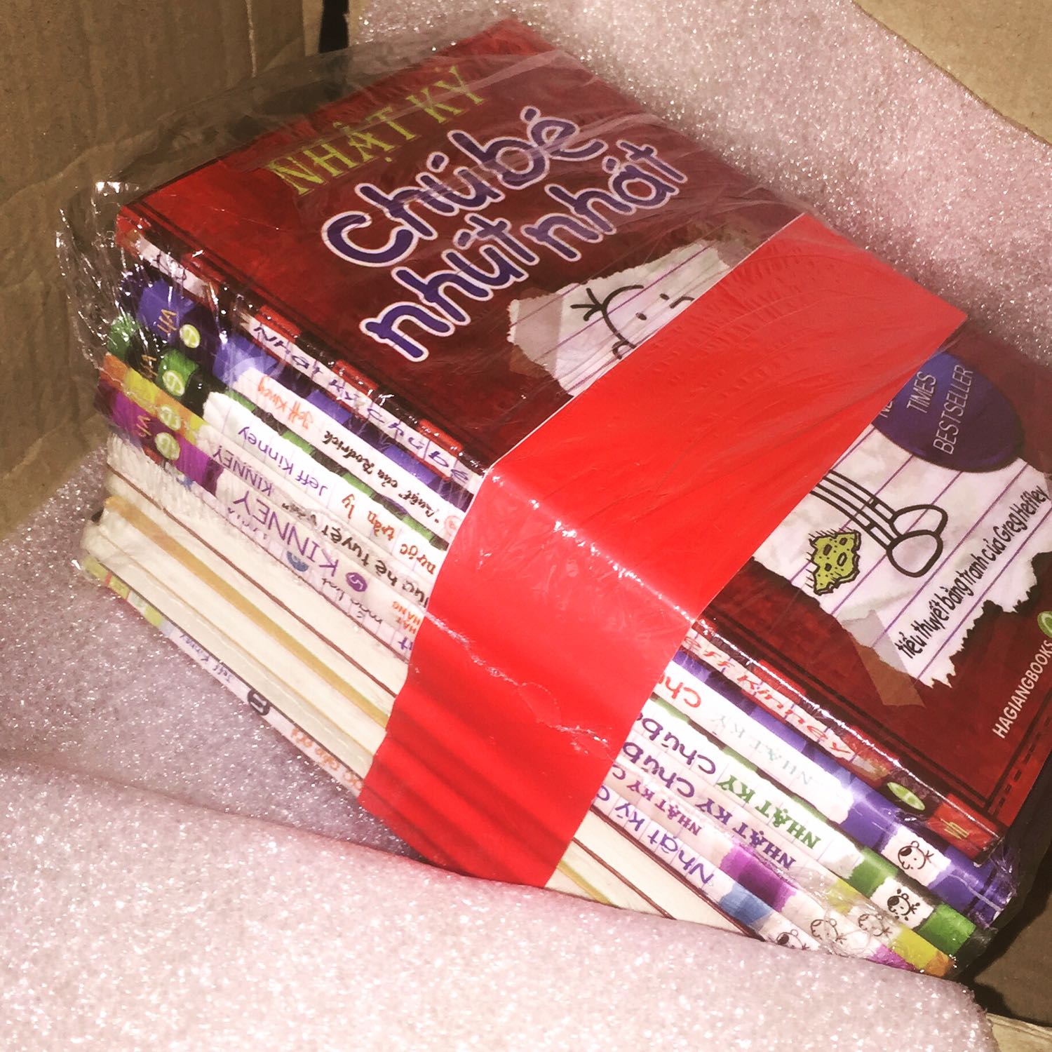 Giao hàng rất nhanh đóng gói tạm ổn ên trong ok nhưng hộp bên ngoài bị rách hết một đường mong nhà sản xuất khắc phục để tránh sách bị rơi từ trong hộp ra ngoài. Sách bên trong hơi nhăn nhưng ko sao, ko bị bung như những bình luận khác. Rất ok 5 sao