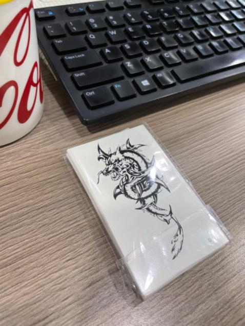 Dễ dán & cũng dính lâu nha 
Chỉ cần để dưới vòi nước rồi ịn lâu lên da & sau đó không cào mạnh hay cọ xát lên hình xăm là được :)
Nhìn chất & cũng rất ok nha