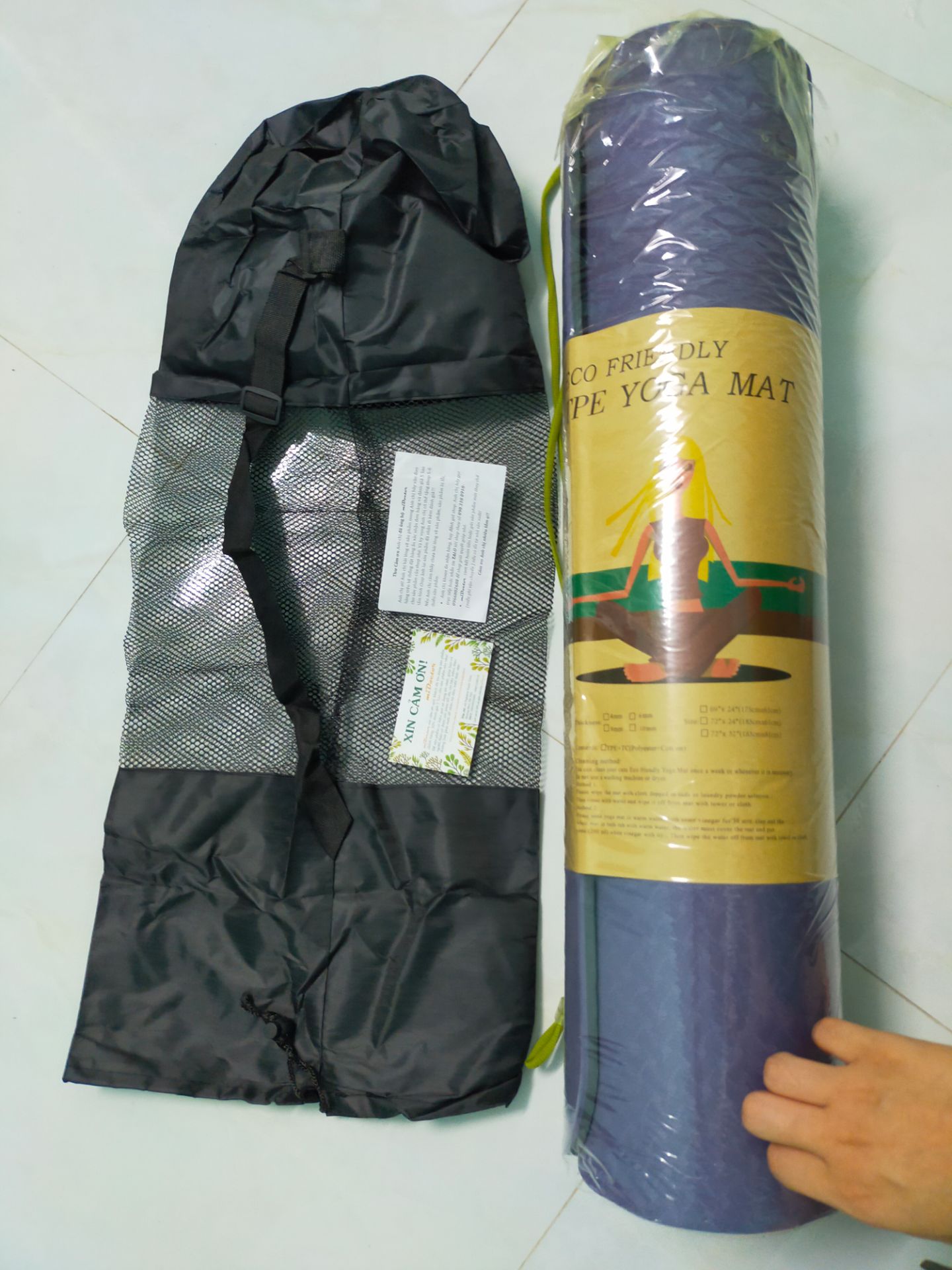 thảm có vài lỗ nhỏ ở mặt dưới, có vài chỗ móp 1 xíu nhưng ko ảnh hưởng gì, có túi và dây cùng phiếu cảm ơn, đúng kích thước, bám sàn tốt, ko trơn trượt, gói hàng cẩn thận, giá phù hợp, hài lòng?