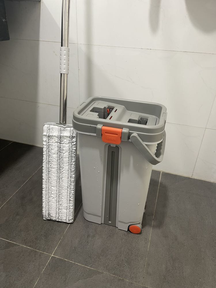 Cây lau dài, miếng lau cũng rất dày. Thùng nhựa có bánh xe di chuyển dễ dàng. Vắt khô . Lúc giặt lại cũng tương đối sạch giẻ. Nên mua