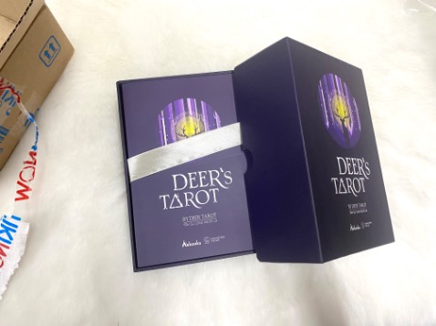 Không ngờ có ngày t được cầm trên tay bộ bài mua giá này và đẹp đến vậy. Không thích cách đóng gói của Tiki nhưng được tặng kèm bm nha 😃👏. 
Bộ bài thì chỉn chu, lá bài dày dặn sờ mướt tay. Hoan hô nsx lắng nghe góp ý trước đó và cải thiện chất lượng. Hộp ngoài nhìn sang xịn mịn, hộp bé không ưng lắm nhưng bộ bài là ngôi sao rồi nha, mình nó cũng đủ 5* rùi. 
Tui ưng lắm á. Aaaaaaaa!!!!