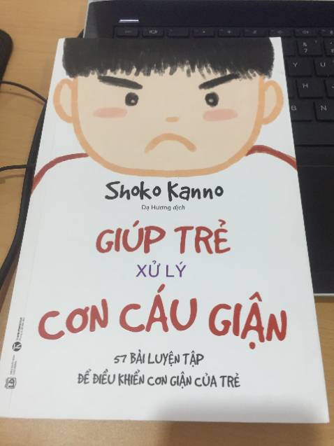 Mình cảm giác như Tiki gửi sách cũ đã qua sử dụng cho mình. Bìa sách có dấu hiệu đã đọc rồi + bìa sách trông cũ hơn bình thường. Mình chưa xem các trang bên trong nhưng bên ngoài phần gáy sách bị rách 1 ít và bẩn như ảnh.
