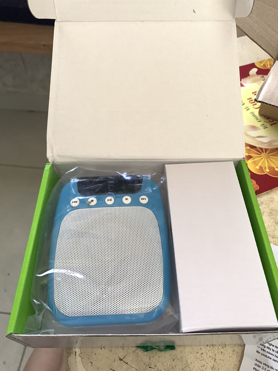 Xem trên hình thì thấy màu có vẻ hơi cũ , nên lúc ord cũng hơi lo ? nhưng lúc nhận thì thấy màu xanh xinh lắm luôn ? *** loa thì thấy âm thanh khá là to rõ và dễ xàii ❤️ Lúc đầu hơi lớ ngớ nên chả xem kỹ nên liền nhắn tin *** cho shop hỏi xem chỗ sạc ở đâuu ? ai ngờ vừa nhắn là anh rep liền và rep siêu nhanh nên là điểm 10 cho việc này ? Mn nên mua ở đây nhaaa