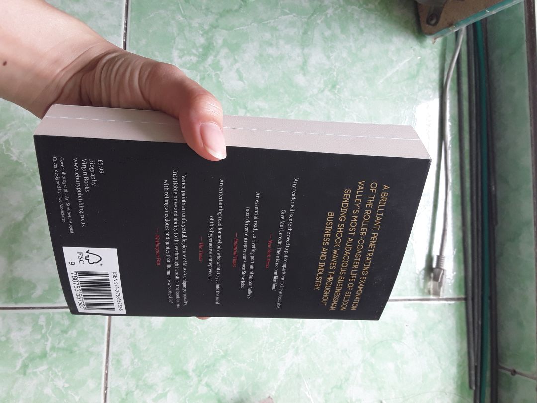 Chưa bao giờ tui bị tiki làm cho thất vọng, ai lỡ xui thì tiki cũng có đổi trả hàng mà. Nên đọc bản tiếng anh nha mọi người, để hiểu về một người thì nên hiểu từ ngôn ngữ gốc. Hông hiểu sao sách nước ngoài luôn nhẹ, màu giấy không làm chói mắt, nhưng sẽ bị ố vàng nhanh hơn sách Việt. Thôi kệ, chính cái nhẹ khiến cho mình cầm sách được lâu hơn ^^