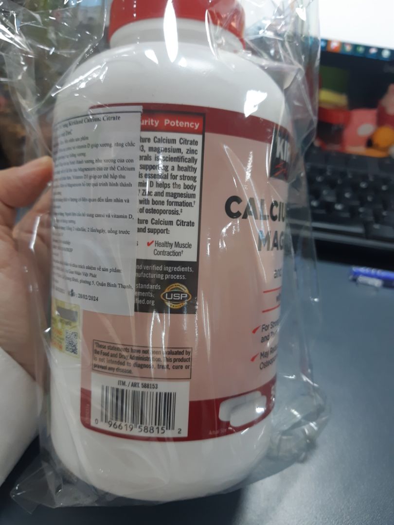 Giao hàng nhanh trong 2 giờ. Có tờ giấy cảm ơn, có thông tin bằng tiếng Việt kèm theo. Mình không thấy nắp chai được bọc nilon, mở niêm phong bên trong thì thấy còn nguyên. Chưa uống nên chưa rõ có tác dụng không.