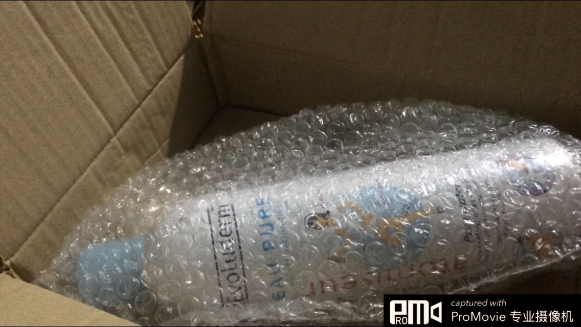 • Tiki đóng gói chắc chắn, giao hàng tiêu chuẩn trc hẹn, đặt 17/5 đến 22/5 nhận hàng.
• Chai xịt khoáng to cầm chắc tay, còn nguyên bọc nilon kín từ nắp xuống thân chai, TUY NHIÊN ở vòi xịt lại có VẾT BẨN, có khi nào bị bẩn khi sản xuất??
• 1 điểm trừ nữa là thân chai có vết móp nhỏ, ở phía dưới mã vạch như mình chụp ảnh, chắc do khi đóng gói chai kim loại dễ móp, k ảnh hưởng chất lg sp bên trog thôi ksao
• M đã xịt thử luôn, tia ra đều mịn dễ chịu, có đọng lại giọt nc trên vòi sau xịt. Nhiệt độ hiện tại 26 độ, xịt lên mát mặt hẳn, 1 lúc sau ngấm vào da mịn, mềm, k rít, k nhờn. Da m da dầu, mụn ẩn. Ngồi rảnh 1 lúc lại xịt cấp nc cho da =)) Sau này tác dụng tnao m sẽ update
Mua đc lúc sale còn 109k ship tỉnh 18k. Okela phết đó chứ. Chai to dùng chắc lâu.
Tks Tiki ?