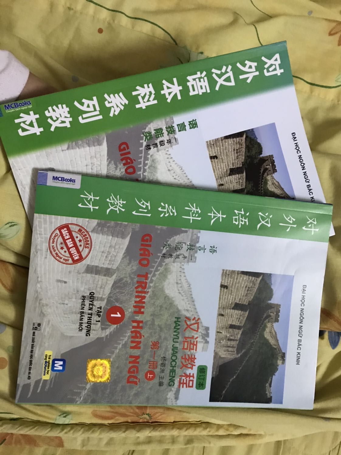 Bộ này thì nổi tiếng khỏi nói rồi, ai học tiếng Trung thì cũng đều bắt đầu học quyển này. Sách đẹp lắm, ko có cũ bẩn gì cả. Quyển 2 mới hơn quyển 1, quyển 1 hơi lỗi màu ở bìa tí với cả vài trang dính nhau nhưng chung quy sách vẫn đẹp so với giá. Nên mua các bạn ạ!!