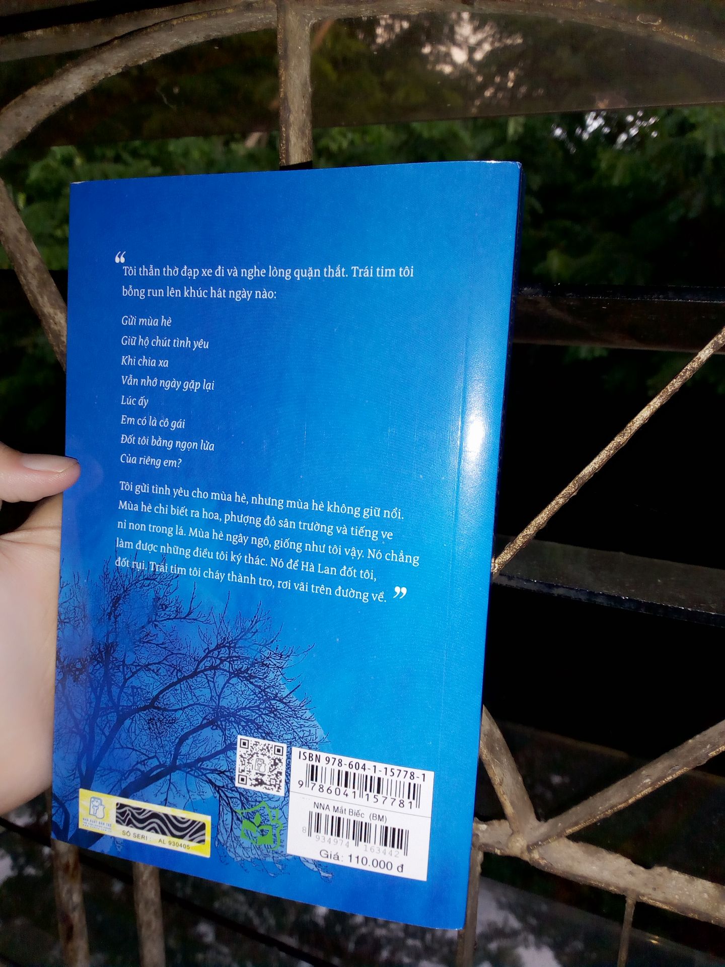 Lần đầu tiên mình đọc tác phẩm của chú Nguyễn Nhật Ánh, nhà văn của tuổi thơ thật đấy. Mình như được hiểu thêm về cuộc sống và tuổi thơ của thế hệ 8x, 9x. Cuộc sống đáng để đọc khi bạn muốn gợi lại cảm xúc, làm đẹp tâm hồn mình nhé❤️