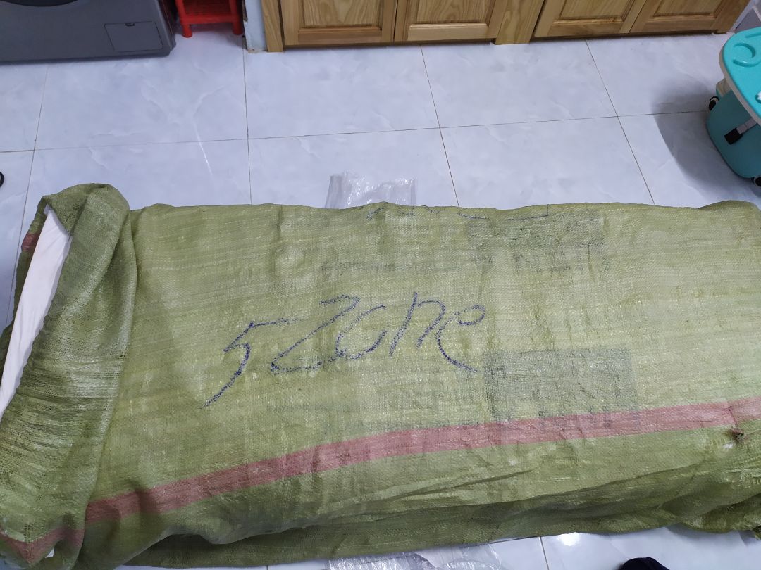 1. Giao hàng sớm hơn 3 ngày, dự định giao vào thứ 4 11/12
2. Nhân viên nhiệt tình, giao vào ngày chủ nhật, trời lạnh 20 độ :)
3. Nệm giao ko bị hư hại gì, gói lại cẩn thận, chất lượng nệm của Liên Á thì an tâm, có mùi cao su nhẹ, nhưng do ga trải nệm có giặt với nước xả vải nên ko nghe mùi lắm. Nằm êm cái lưng, thôi làm giâc đã