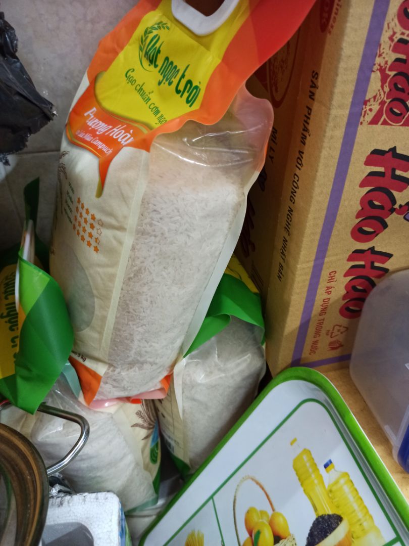 Gạo thơm ngon, giá khá ổn định, GĐ thích ăn loại gạo này. Mua trên Tiki lần thứ 3 rồi.