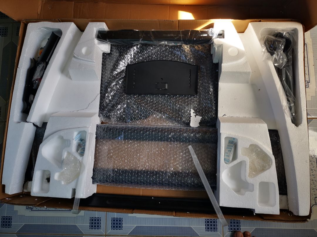 Sản phẩm cứng cáp,chắc chắn, mẫu mã đẹp giao hàng nguyên seal, chính hãng,dễ lắp ráp. Cám ơn Shop!
    Tuy nhiên, góp ý với nhà sản xuất nên thiết kế lại khay ở giữa cho dễ lắp ráp hơn, làm thêm vài nắp nhựa để lắp các lỗ thông hơi ở tấm đế chống côn trùng, bụi bặm.., phần gắn thêm trên đầu giá treo không có trong HDSD nhé Shop?! 
  Nhân viên giao hàng không được thân thiện cho lắm! 
   VeryGood, cho 5 sao nhé!