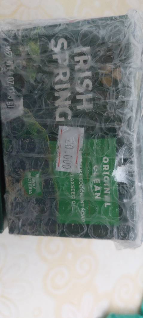 Giá bán lẻ 1 sản phẩm (tag dán trên mỗi cục xà bông) chỉ có 20,000. Mà Tiki bán block 10 cục giá 220,000???
Sản phẩm cũ xì, hộp móp méo, đóng gói sơ sài.