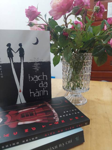 “ Thế nhưng tôi không thể buông vụ án này là có lý do. Tôi cảm thấy chính vì vụ án này không bị phá, mà đã hại mấy người vô tôi gặp phải bất hạnh. Có một cái mầm lẽ ra phải nhổ ngay từ lúc ấy, nhung vì không nhổ đi , để cái mầm ấy ngày một lớn dần, trưởng thành rồi nở hoa, một đóa hoa độc ác.”
 Không chỉ có kiến thức phong phú, hiểu biết sâu sắc về bản chất con người hay mặt trái xã hội, Keigo còn có cách kể chuyện cực kỳ cuốn hút.