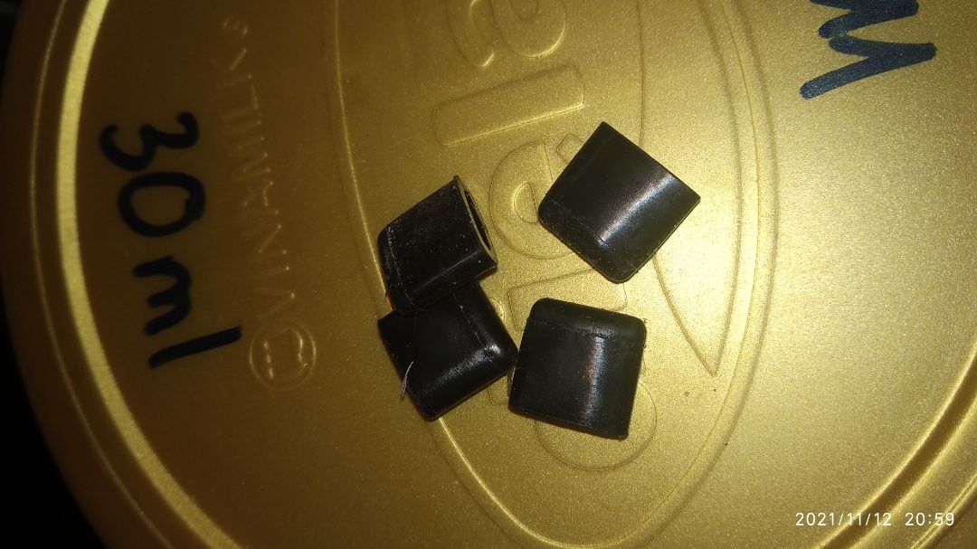 Giao hàng quá nhanh, đặt hôm nay ngày mai giao. 
Nồi chiên ok, làm thử được vài món
Trên khay nướng có 4 bọc nhựa, k bik có để nguyên được không, mình sợ chảy nhựa nên đã lấy ra.