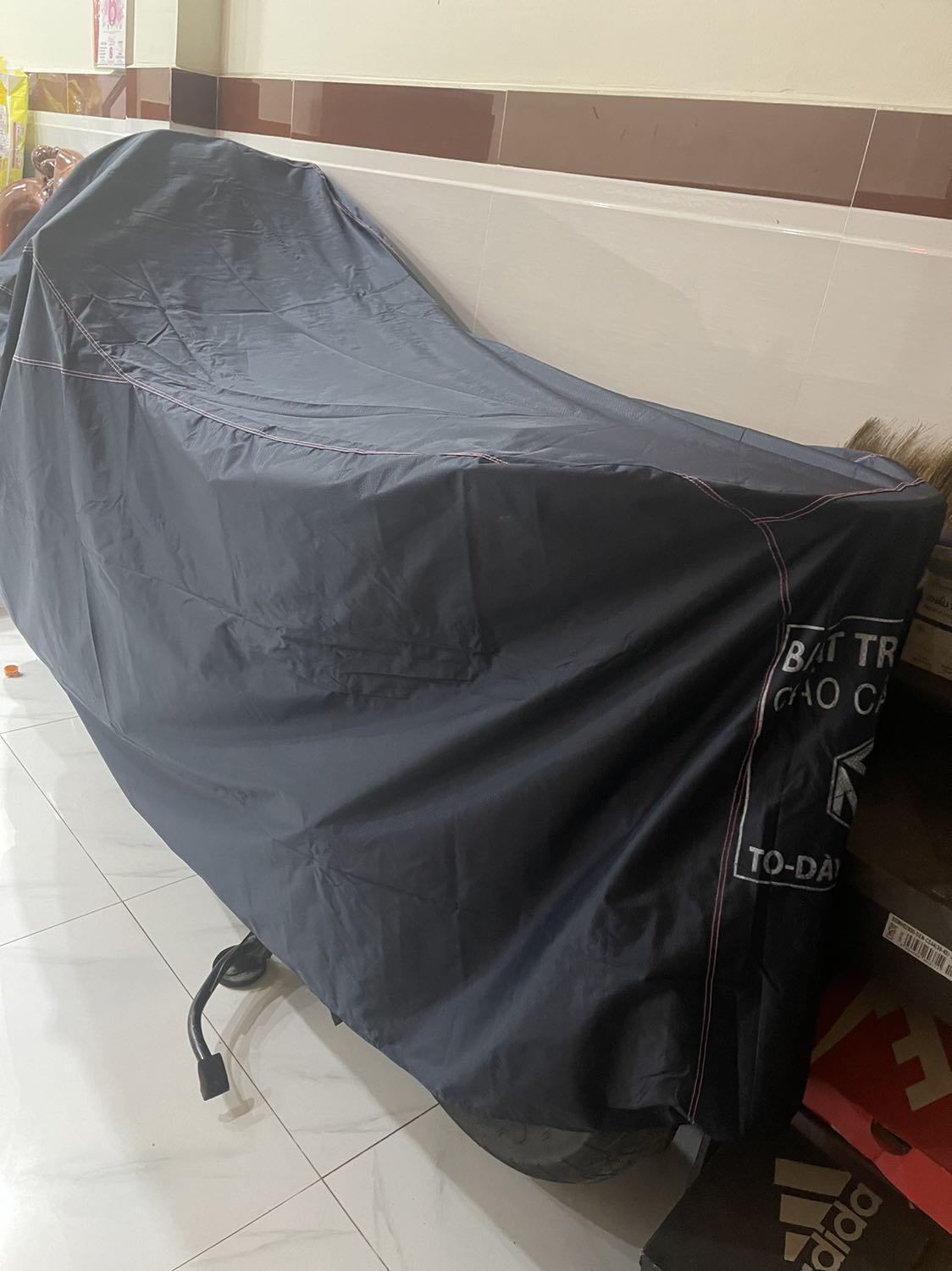 Vải xịn đẹp, nhà mình trùm xe SH150, không có gương chiếu hậu mà cảm giác hơi chật, trùm SH mode chắc là vừa đẹp