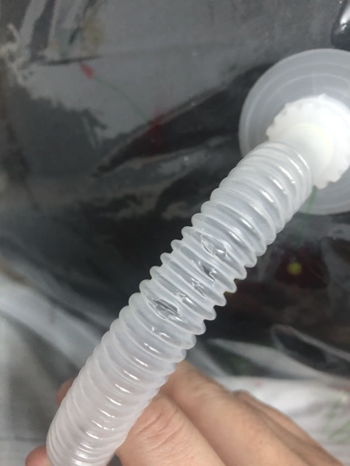 Lúc mới nhận sản phẩm mở ra đã thấy rách đầu ống, nghĩ thôi kệ mất công đổi trả nên lấy băng keo dán lại xài đỡ vì đang cần gấp. Chiều ngồi bơm lòi bản họng ko thấy túi hút được bao nhiêu, ngồi ngắm nghía thì mới phát hiện thân ống rách te tua. Nản quá tiki ơi...