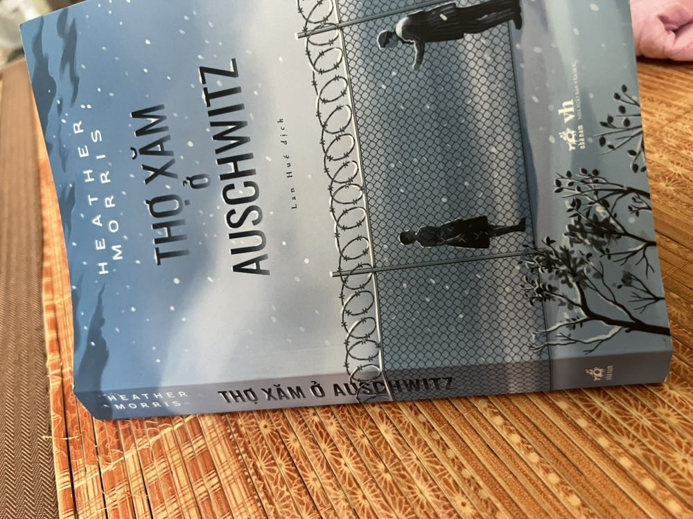 Sách bị bẩn ở đầu, gáy hơi lệch, trang sách bị lỗi