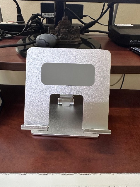 Cứng cáp, chắc chắn
Kê ipad pro 11 + case vẫn có lúc bị xệ 😅😅😅
Khớp xoay hơi lỏng