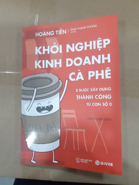 Bìa sách cute dữ thần, chiếc ly răng sún in dập nổi lên khá đặc biệt.
Nội dung thì mình mới đọc được gần 1/2, khá chi tiết và cụ thể danh sách những việc cần làm và cần làm tốt để quán đông khách. Ngoài ra sách còn hướng dẫn từ A-Z nhưng thủ tục cần thiết khi thuê mặt bằng, khi mở quán và ngay cả ngày khai trương cần làm nhưng gì cũng được viết khá cụ thể.
Mình là fan của GIVER và sự thật là GIVER không làm mình thất vọng. 
GIVER GOOD JOB 👍