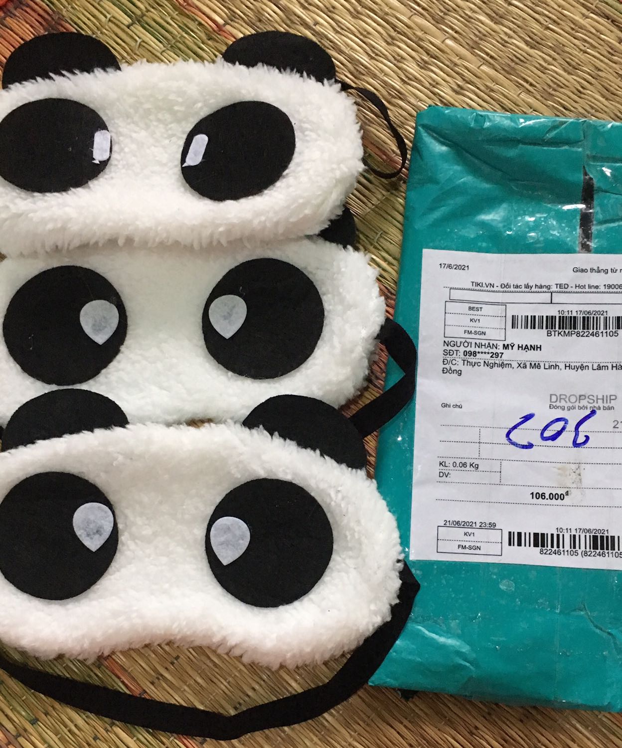 Mèn ơi với cái giá này thật k xứng đáng. 28k/ cái ở đây có thể mua 3 cái ở chợ ấy, 3 kiểu khác nhau chứ k phải 3 cái ychang nhau thế này... Không hài lòng nha.
“kèm túi Gel nước....” đâu không thấy.
Túm lại, đắt + xấu + không kèm hàng như giới thiệu ??????