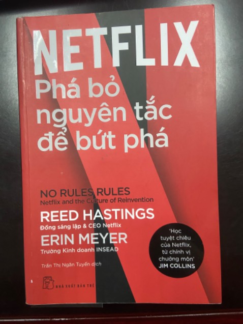 Tiki giao hàng nhanh, giấy tốt.
Về nội dung: mình rất ấn tượng về cách mà Netflix có những bước thay đổi chiến lược để trở thành ông trùm nội dung và phim trực tuyến. Một phần do xu hướng một phần do cách thức vận hành của doanh nghiệp. Tất nhiên cách quản lý và vận hành tổ chức của phương tây rất khác so với phương đông, có những thứ mình ko thể áp dụng được. Nhưng vẫn rất đáng để lằng nghe những điều lạ so với cách làm việc kiểu truyền thống. Mình thề là với ý thức của người Việt Nam nói riêng và phương Đông nói chung là rất khó vận dụng được cách này. Đọc tham khảo cho biết thêm thôi chứ thực sự ko dùng được 😅