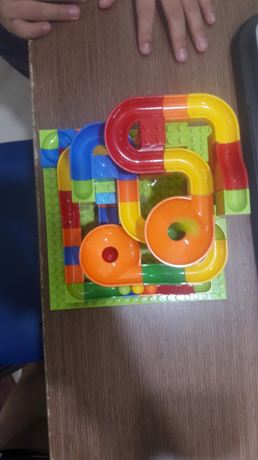 sản phẩm chắc chắn, các chi tiết khá là mượt lắp ráp vào thành hình rất đẹp, chỉ có điều là người lớn phải giúp bé lắp ráp cùng.