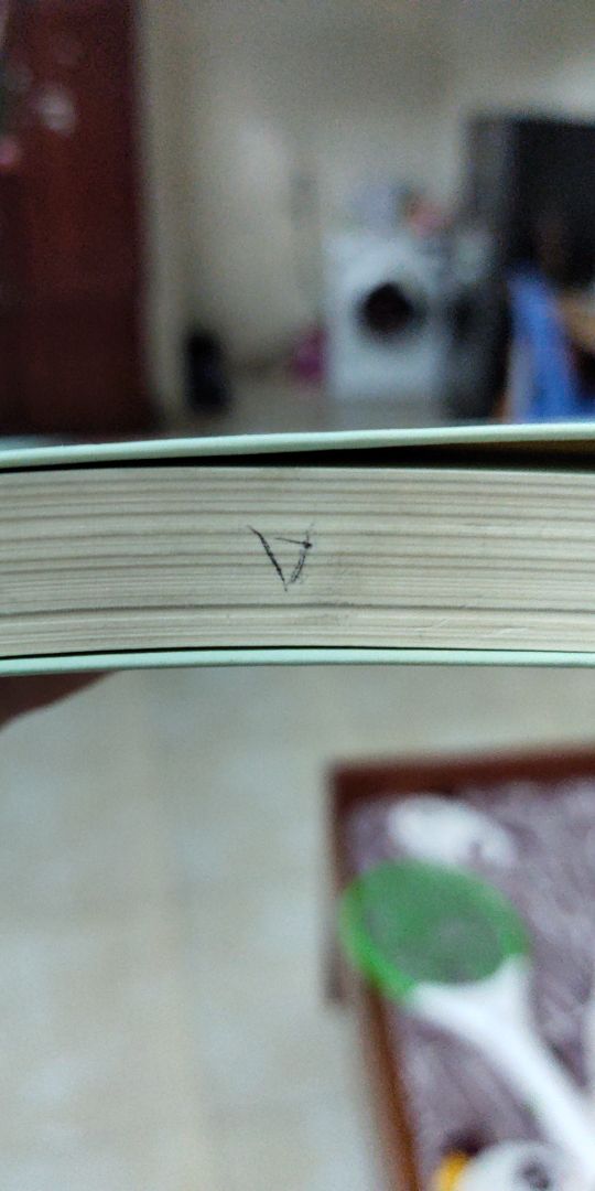 Sách khá cũ và có vết mực, xước, có nếp gấp. Tuy nhiên tôi không quan trọng về hình thức. Chỉ mong Tiki xử lý những lỗi như thế này. Niềm tin là giá trị rất quan trọng.