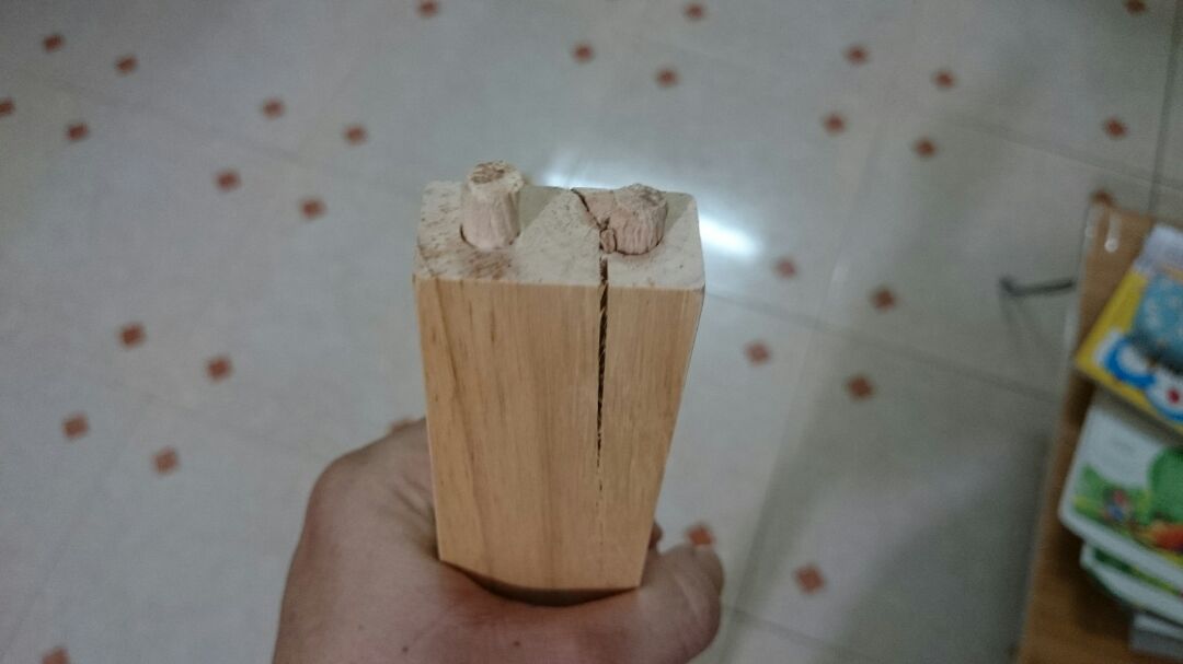 Kệ giao cho mình thiếu bộ ốc vít, không biết lắp ráp sao đây. Do người nhà nhận hàng khá lâu, mình có việc nên vừa rồi khui hàng để ráp thì mới biết. Đã liên hệ Tiki hỗ trợ mình nhưng chưa có kết quả. Ngoài ra 1 đầu thanh ngang bị tét như hình mình chụp. NCC nên chú ý hơn khi đóng gói sản phẩm!