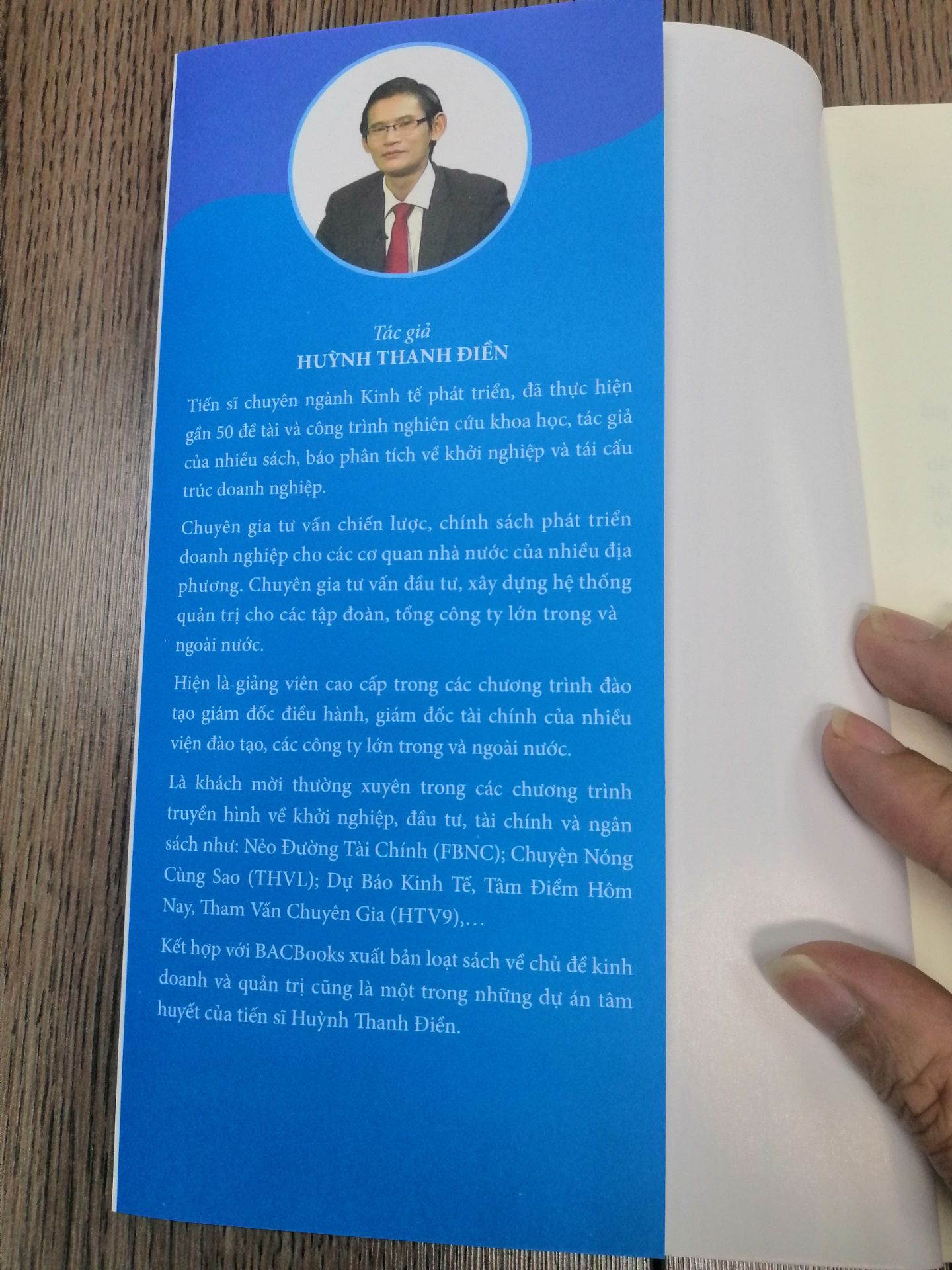 Phát triển Doanh Nghiệp từ ý tưởng đến quản trị là một quyển sách đáng đọc cho các bạn chuẩn bị khởi nghiệp hoặc đang gặp khó khăn trong việc quản trị và vận hành doanh nghiệp. Tiến sĩ Huỳnh Thanh Điền cùng BAC đã mang đến những kiến thức rất thực tiến, quan trọng và nhiều ý nghĩa. Quyển sách như một tài liệu hướng dẫn cụ thể trong việc sáng lập, quản trị và vận hành doanh nghiệp. Từ tài chính cá nhân, hành trang khởi nghiệp, phát triển ý tưởng đến chuyển đổi, mở rộng và phát triển. 
Một quyển sách đáng đọc. 
Tiki giao hàng nhanh, sách đẹp, in chất lượng rõ nét.