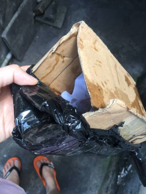 Vừa nhận được hàng mà cảm thấy không hài lòng về khâu đóng gói của cửa hàng. Sản phẩm đóng gói quá là sơ xài. Dù biết bán hàng trên tiki được kiểm duyệt rất kĩ nhưng vì khâu đóng gói không tốt mà dẫn đến người mua lo lắng về chất lượng bên trong của sản phẩm.