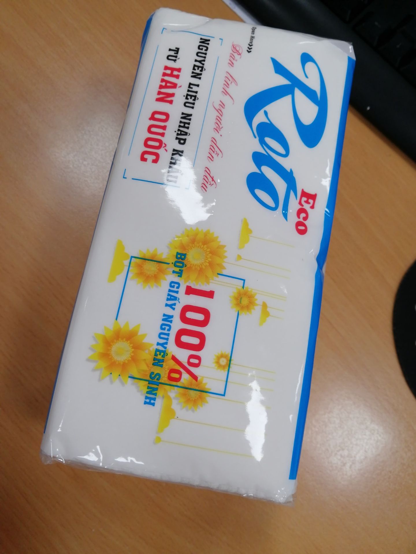 Băn khoăn miết giữa các loại cuối cùng chọn em giấy này. Giấy dai, rút tiện, rất hợp dùng luôn k sợ bị rã k vừa thấm nước, giá hợp lí nữa chứ. Dùng hết m sẽ mua tiếp Băn khoăn miết giữa các loại cuối cùng chọn em giấy này. Giấy dai, rút tiện, rất hợp dùng luôn k sợ bị rã k vừa thấm nước, giá hợp lí nữa chứ. Dùng hết m sẽ mua tiếp