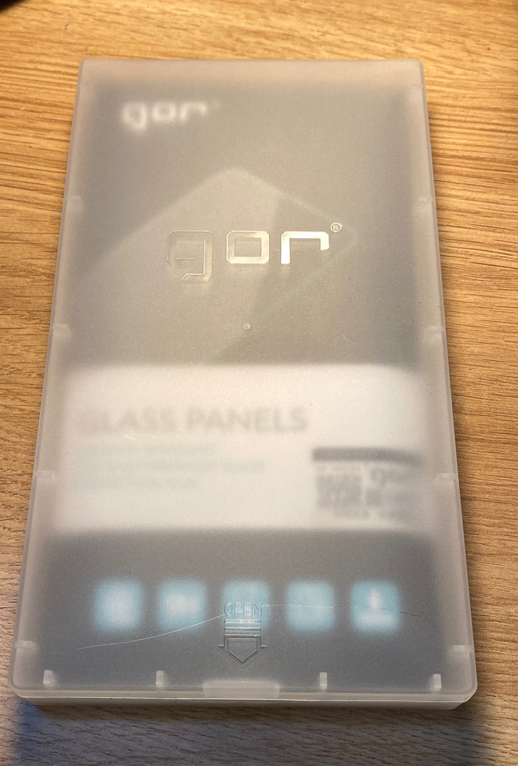 Hộp sản phẩm nhìn chuyên nghiệp, sản phẩm có 2 bộ dán mặt trước & mặt sau, có khung giữ máy nên dán rất dễ, chất lượng tốt, dán mặt sau nhìn hoạ tiết khá đẹp!