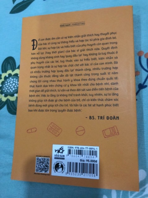 Chất lượng in bìa tốt. Giấy ổn, không dày. Màu giấy thích hợp để không hại mắt. 
Nội dung chia thành chăm sóc, dinh dưỡng và các bệnh. Có nhấn mạnh ý chính trong nội dung.